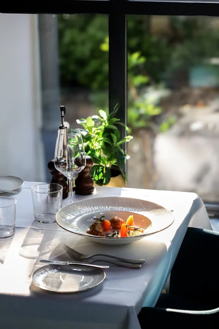 Tuintafel met gerechten
